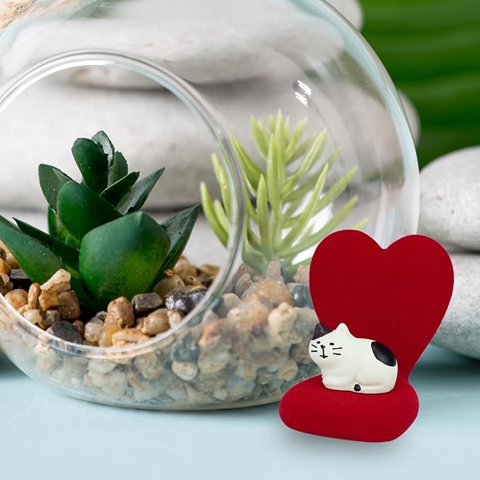 Cute Mini Cat Figurine with Small Sofa Resin Cat Figure for Office Home Decor - Cute Cat Gift for Cat Lovers (Love Shaped Sofa)