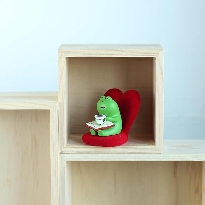 Cute Mini Frog Figurine with Small Sofa Resin Frog Figure for Office Home Decor - Cute Frog Gift for Frog Lovers (Love Shaped Sofa)