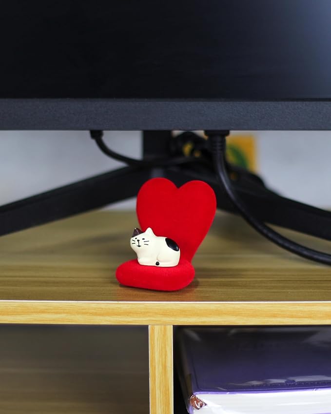 Cute Mini Cat Figurine with Small Sofa Resin Cat Figure for Office Home Decor - Cute Cat Gift for Cat Lovers (Love Shaped Sofa)