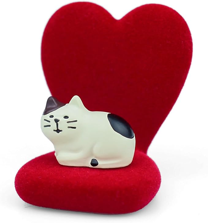 Cute Mini Cat Figurine with Small Sofa Resin Cat Figure for Office Home Decor - Cute Cat Gift for Cat Lovers (Love Shaped Sofa)