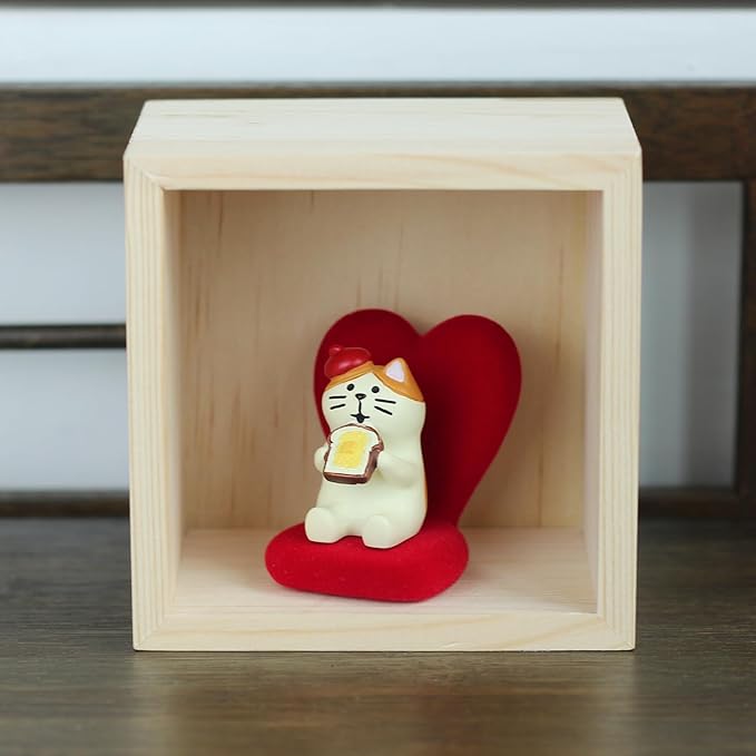 Cute Mini Cat Eating Toast Bread Figurine with Small Sofa Resin Figure for Office Home Decor for Cat Lovers (Love Shaped Sofa)