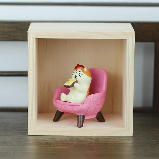 Cute Mini Cat Eating Toast Bread Figurine with Small Sofa Resin Figure for Office Home Decor for Cat Lovers (Pink Sofa)