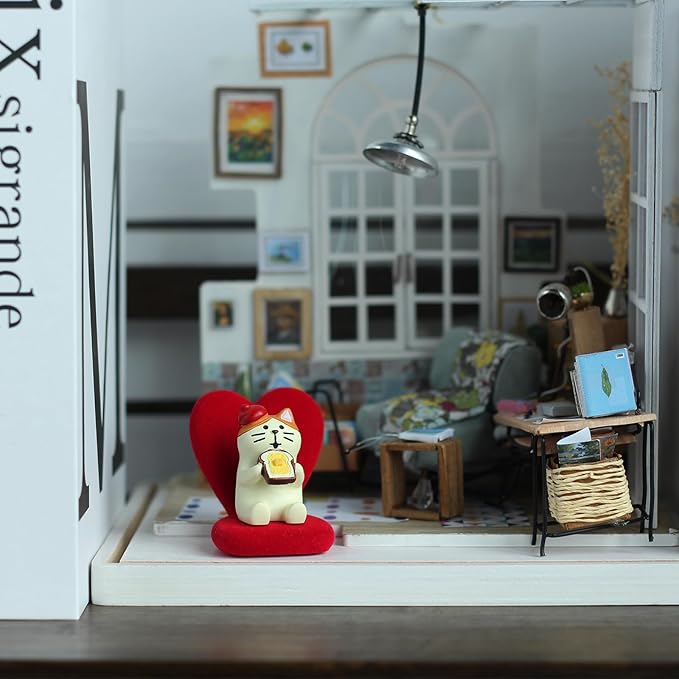 Cute Mini Cat Eating Toast Bread Figurine with Small Sofa Resin Figure for Office Home Decor for Cat Lovers (Love Shaped Sofa)